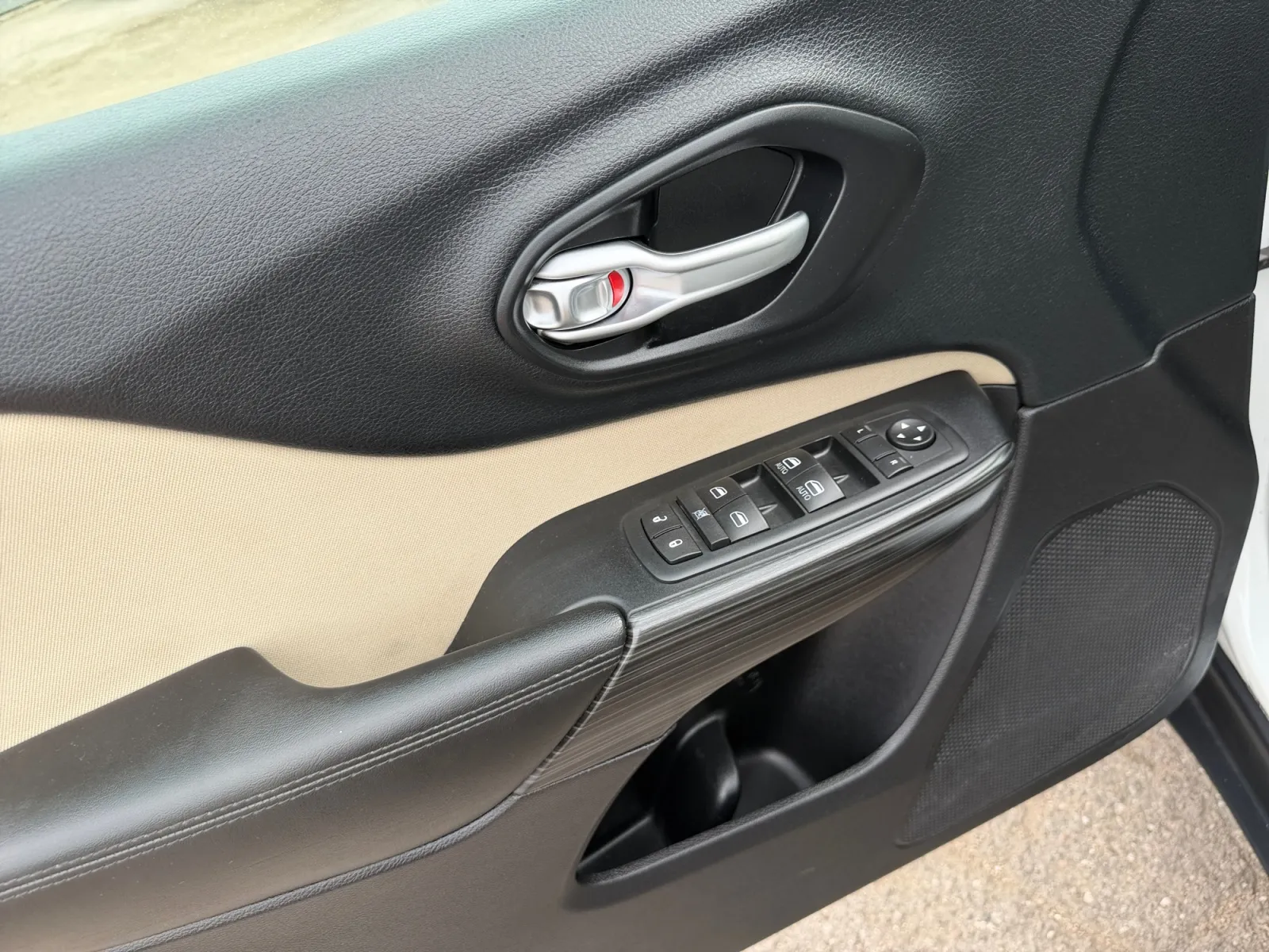 Jeep Cherokee photo 11