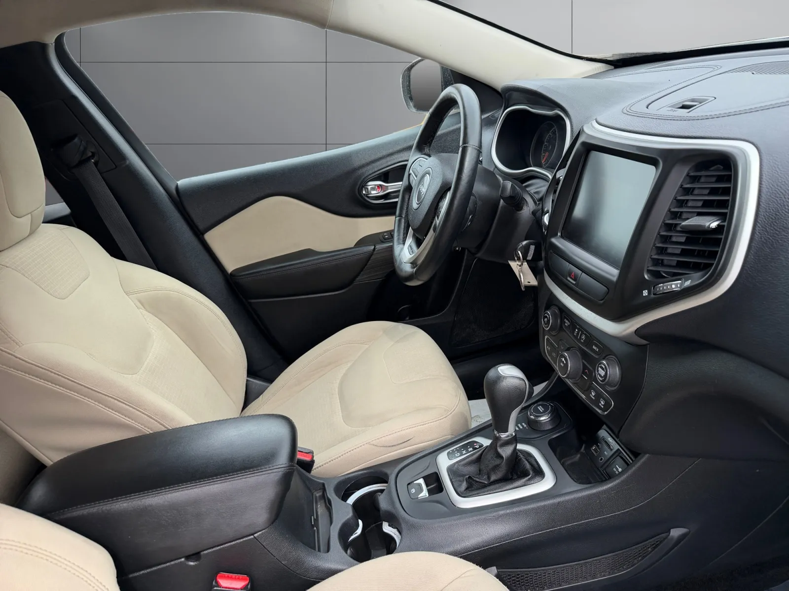 Jeep Cherokee photo 17