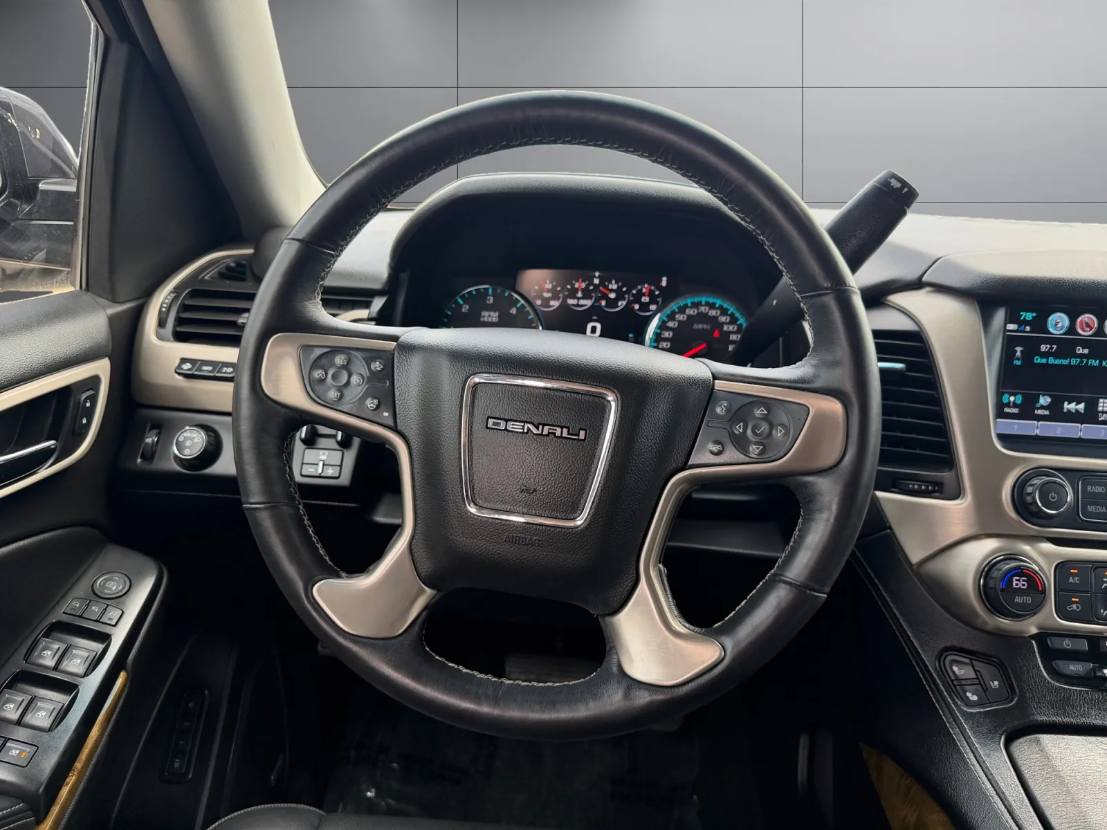 GMC Yukon photo 13
