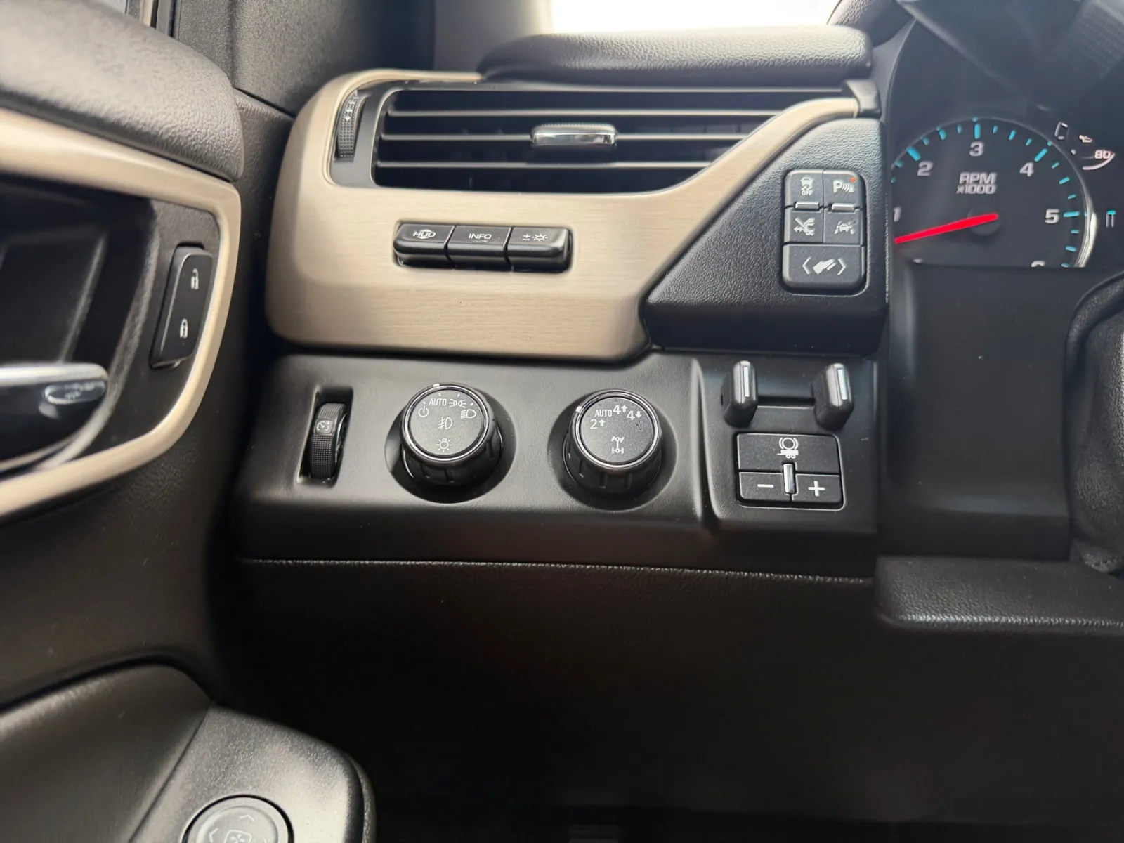 GMC Yukon photo 24