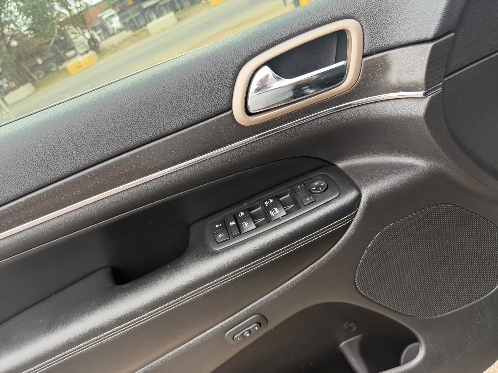 Jeep Grand Cherokee photo 11