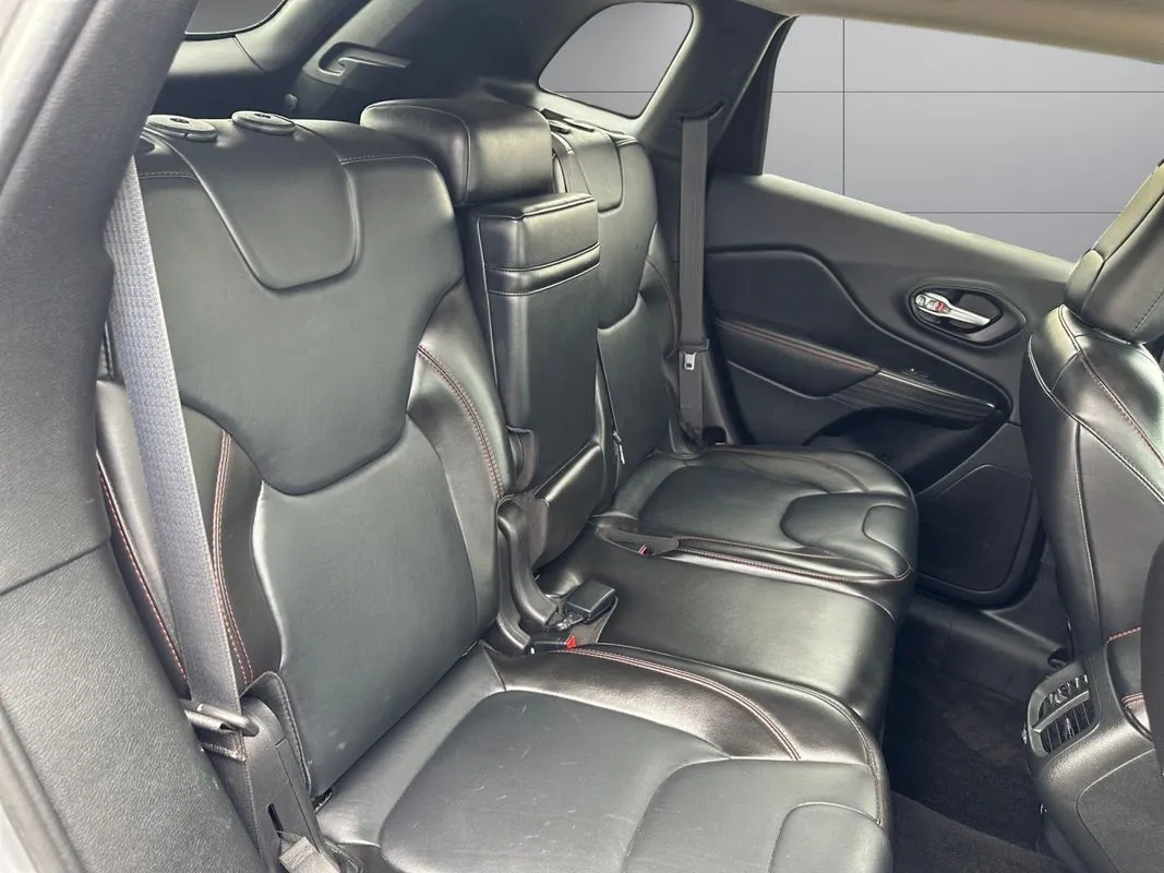 Jeep Cherokee photo 18