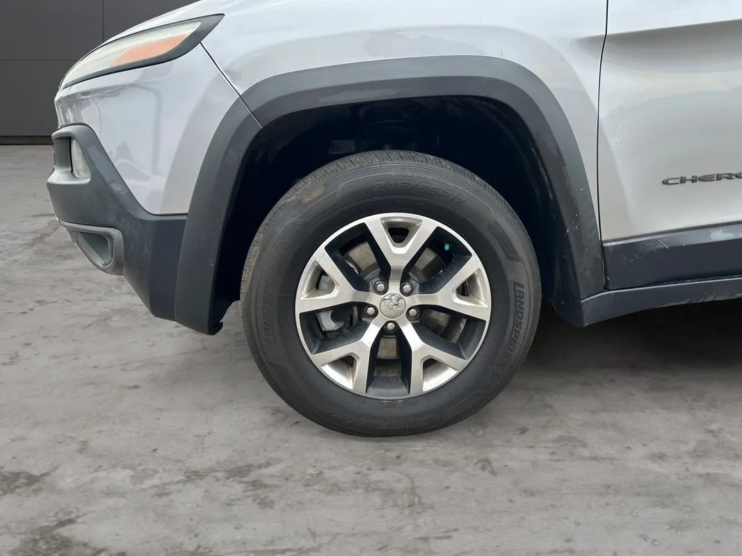 Jeep Cherokee photo 9