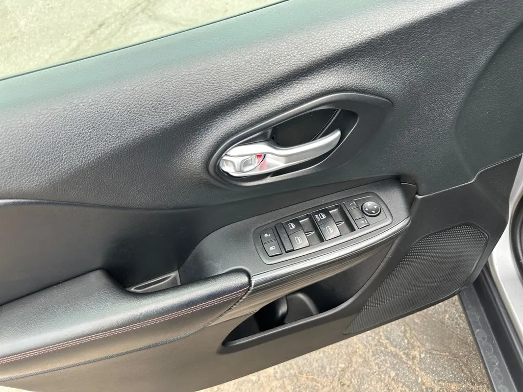Jeep Cherokee photo 11