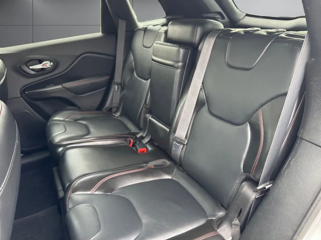 Jeep Cherokee photo 16