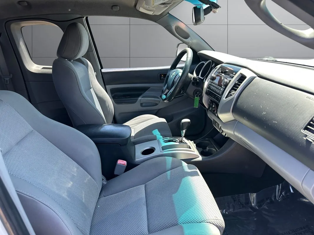 Toyota Tacoma photo 17