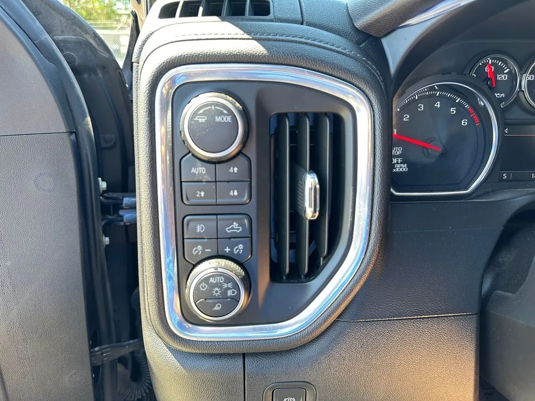 Chevrolet Silverado photo 24