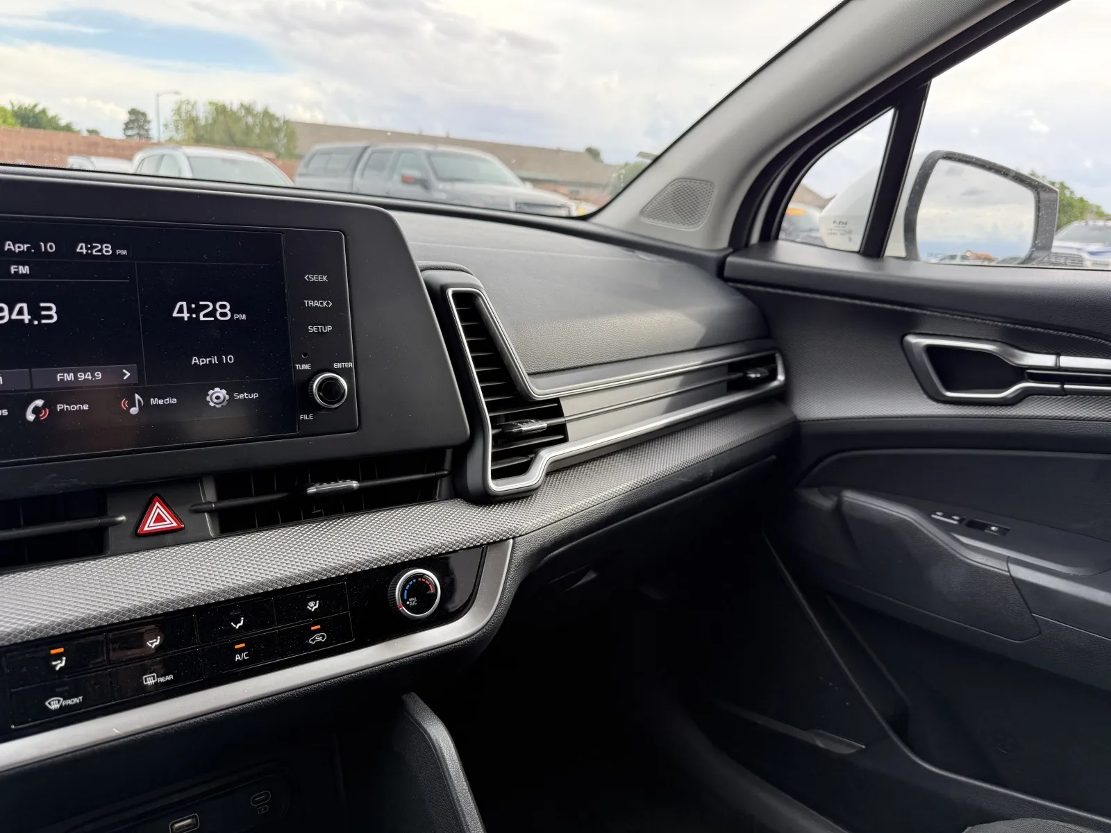 2025 Kia Sportage LX - Photo 11