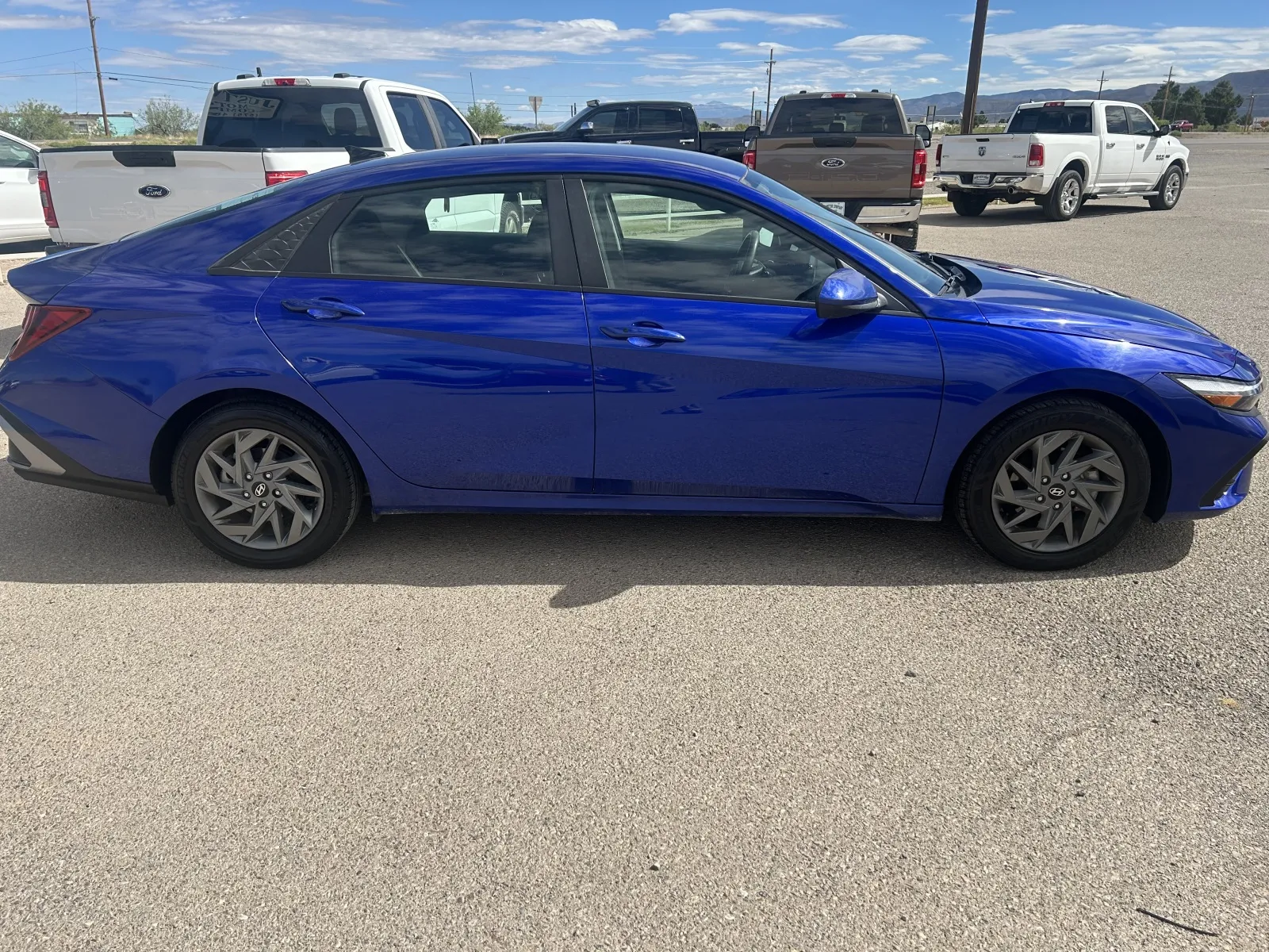 Hyundai Elantra photo 2