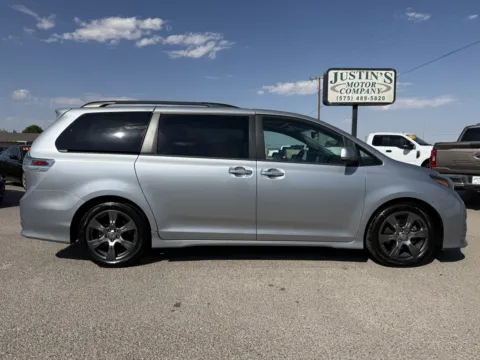 Silver 2017 TOYOTA SIENNA SE PREMIUM for sale in Alamogordo, NM