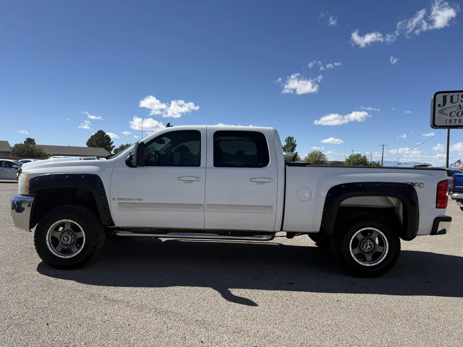 Chevrolet Silverado photo 2