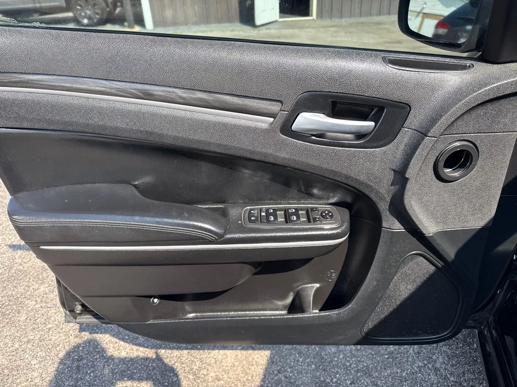 2021 Chrysler 300 Touring - Photo 9