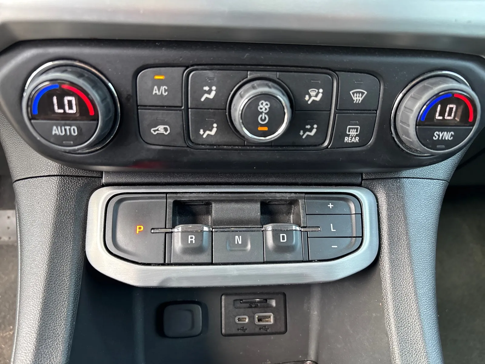 2023 GMC Acadia SLT - Photo 19