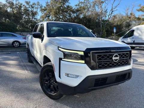 More photos of 2023 Nissan Frontier SV Crew Cab V6 w/TECH & MIDNIGHT PKG. at Evo Motors, FL