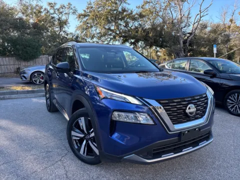 More photos of 2023 Nissan Rogue SL AWD w/LEATHER & PANO SUNROOF at Evo Motors, FL