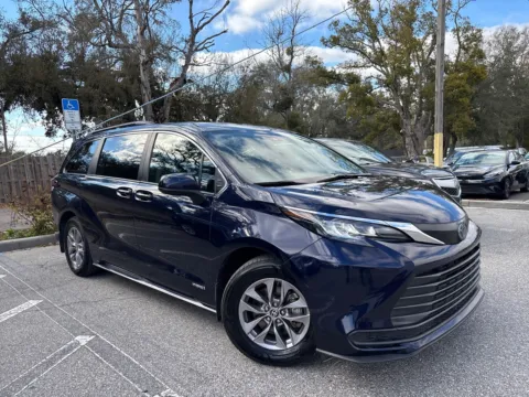 More photos of 2021 Toyota Sienna LE at Evo Motors, FL