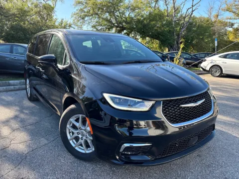 More photos of 2025 Chrysler Pacifica Select at Evo Motors, FL