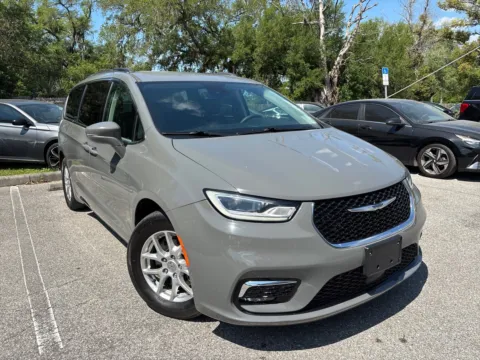 More photos of 2022 Chrysler Pacifica Touring L at Evo Motors, FL