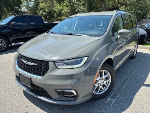 White 2022 Chrysler Pacifica Touring L for sale in Seffner, FL