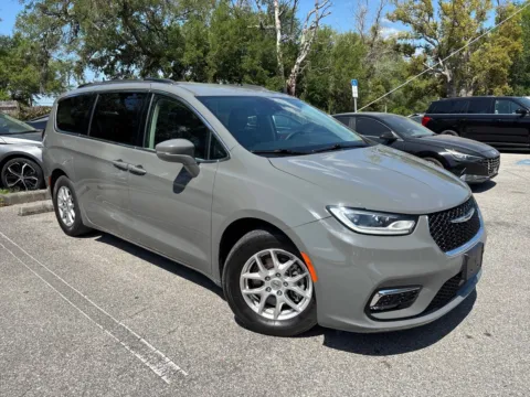 More photos of 2022 Chrysler Pacifica Touring L at Evo Motors, FL
