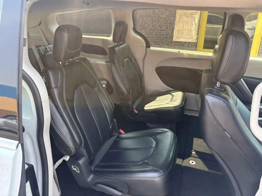 2023 Chrysler Pacifica Touring L - Photo 12