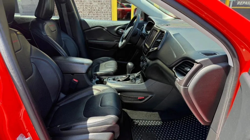 Jeep Cherokee photo 11