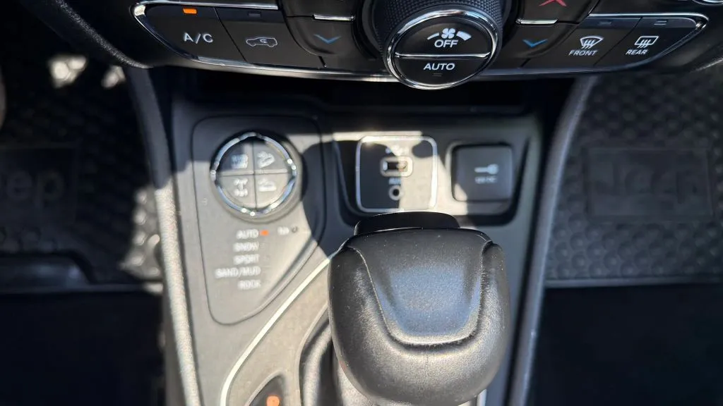 Jeep Cherokee photo 16