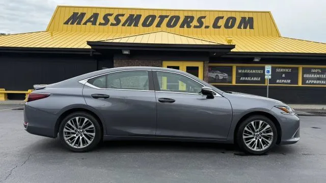 2020 Lexus ES 300h 300h's photo
