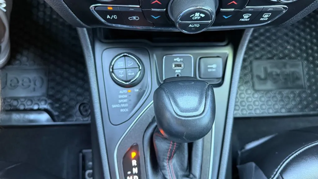 Jeep Cherokee photo 16