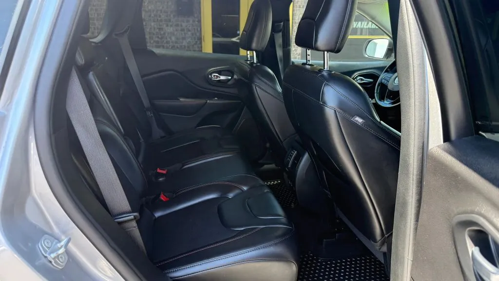Jeep Cherokee photo 12