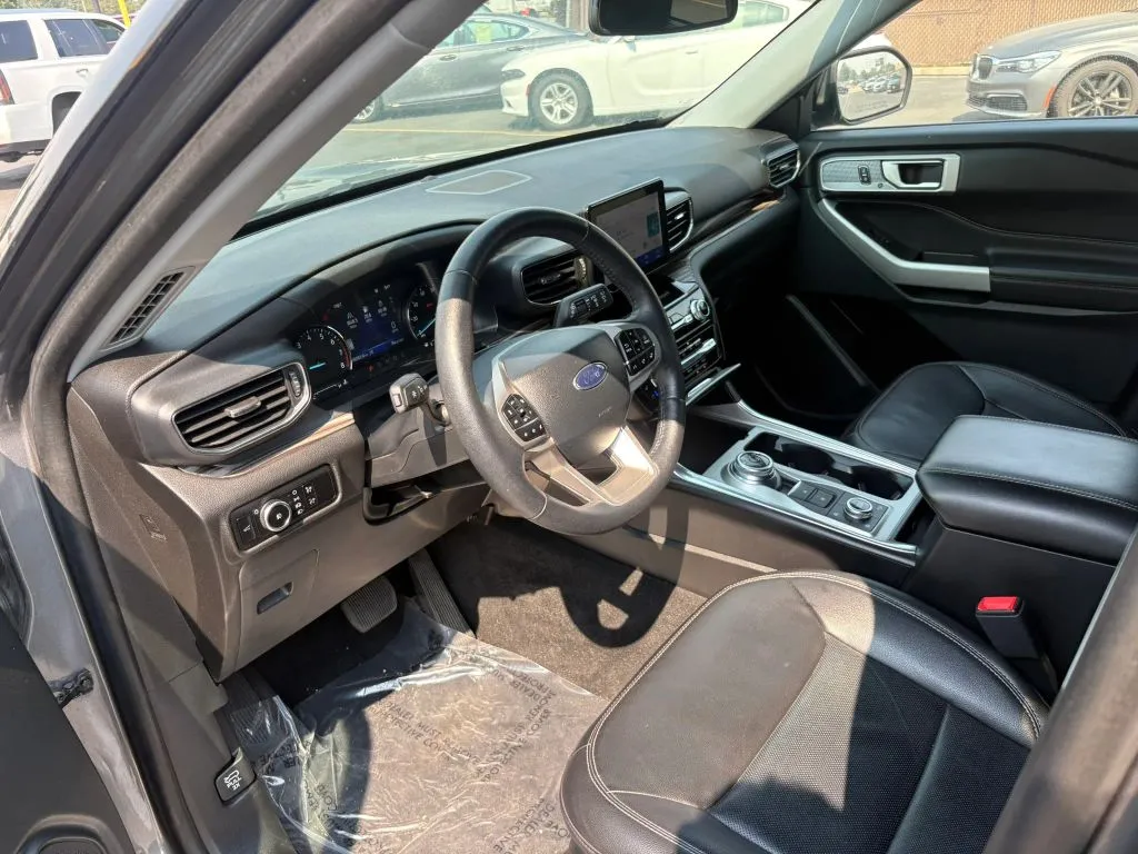 Ford Explorer photo 9