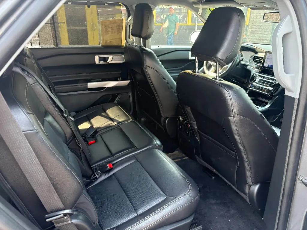 Ford Explorer photo 12
