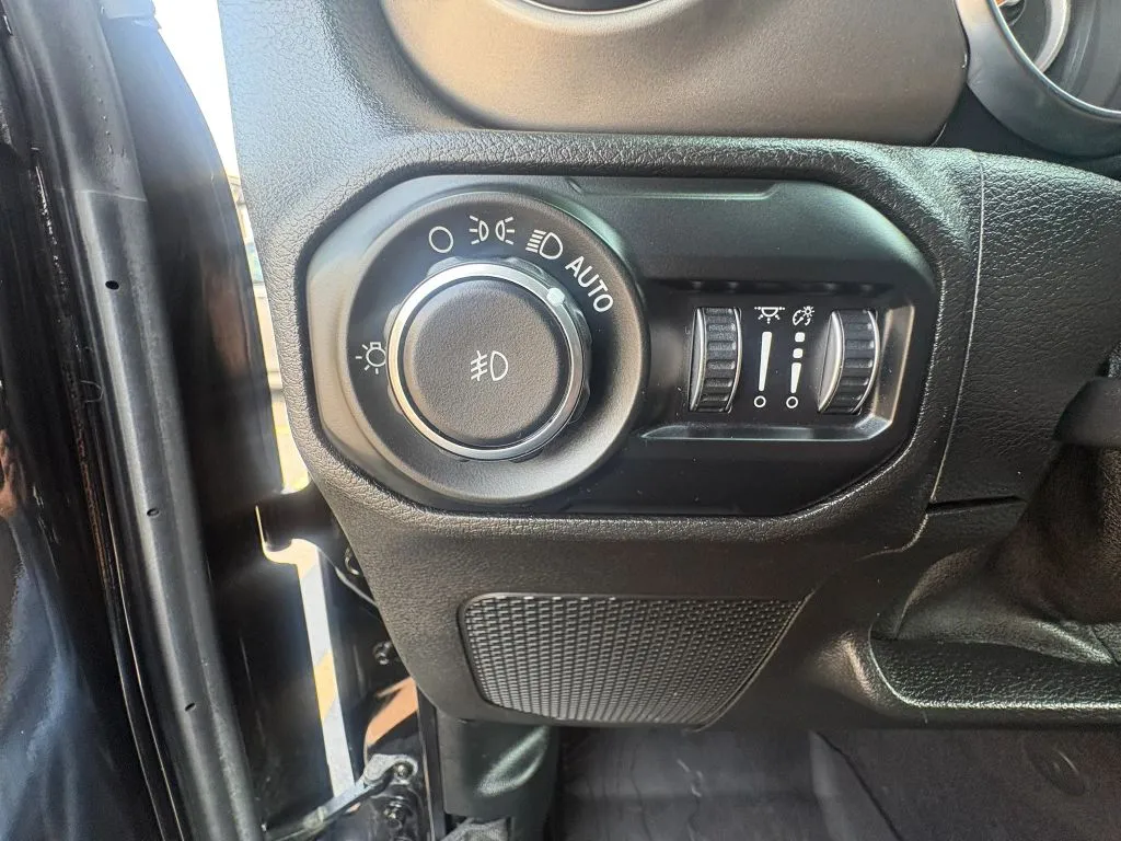 Jeep Wrangler photo 17
