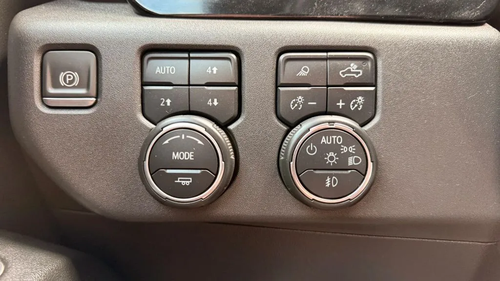 Chevrolet Silverado photo 17