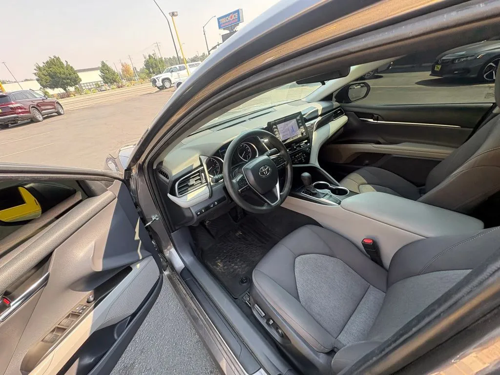 Toyota Camry photo 9