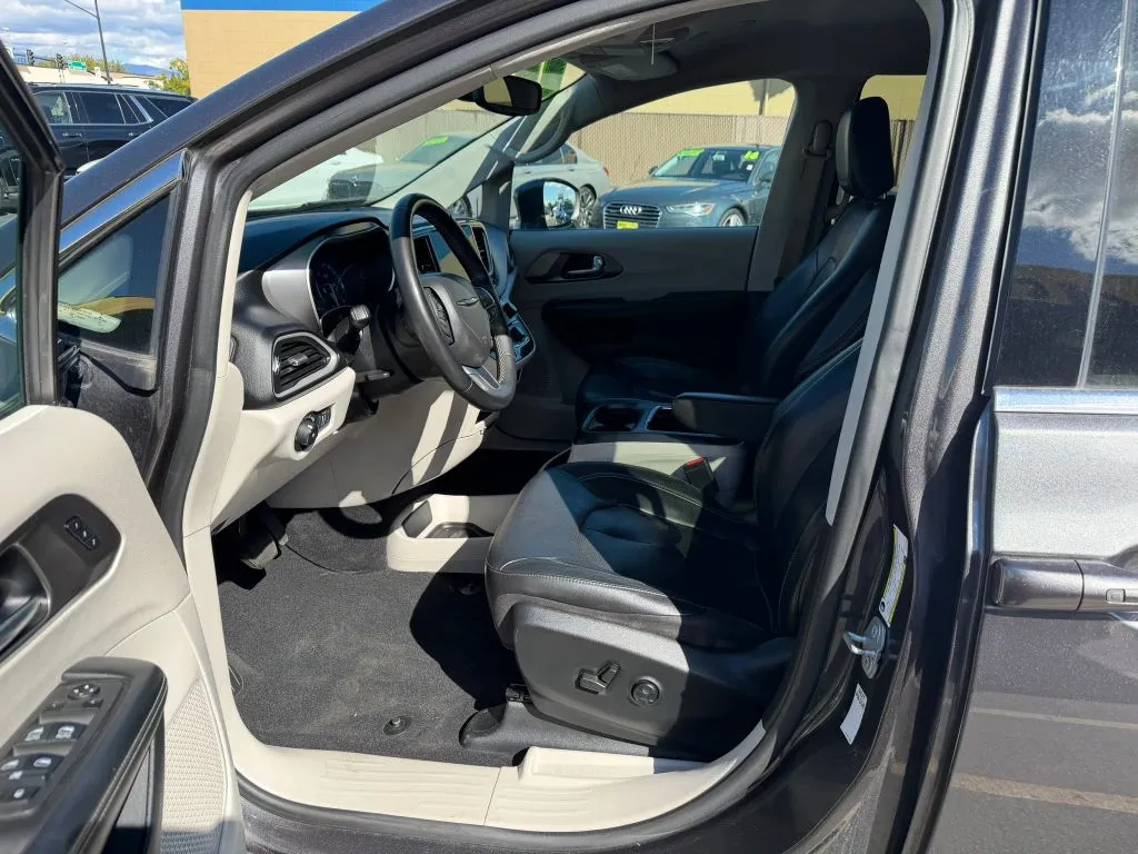 Chrysler Pacifica photo 13