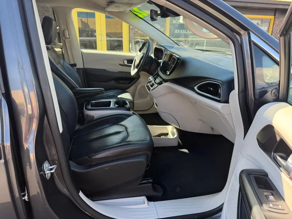 Chrysler Pacifica photo 12