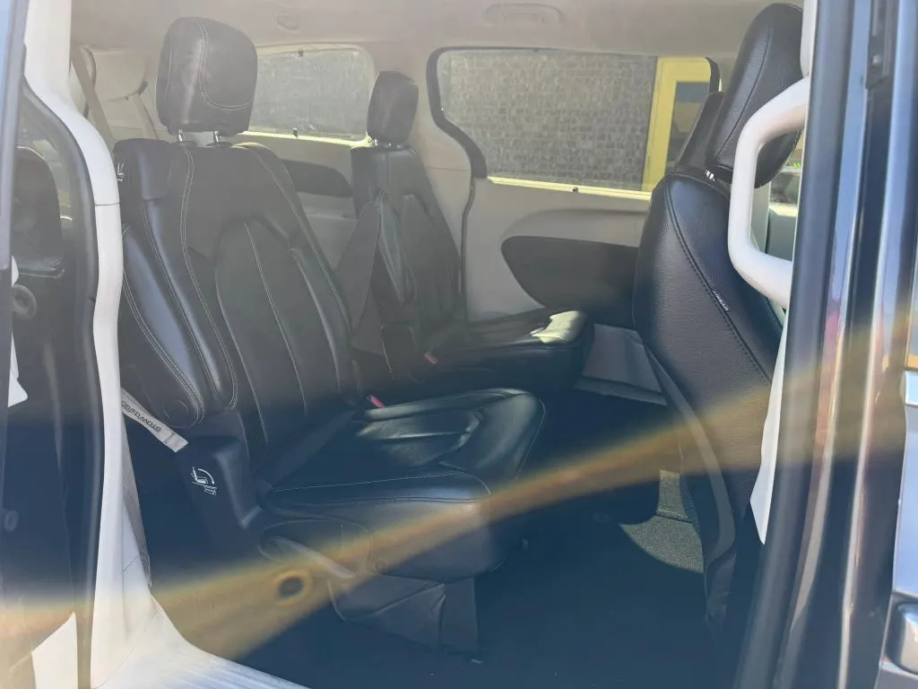 Chrysler Pacifica photo 10