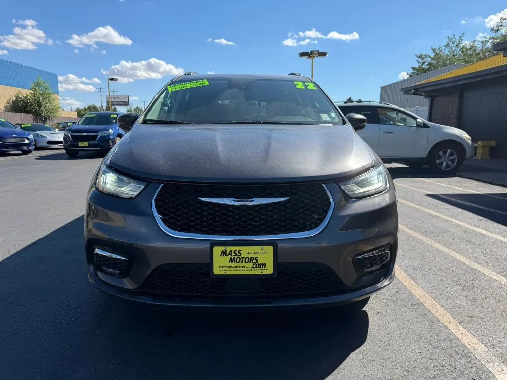 Chrysler Pacifica photo 3
