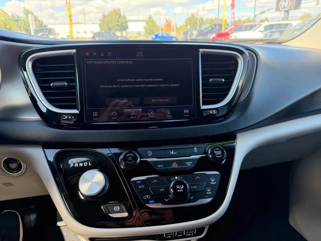Chrysler Pacifica photo 14