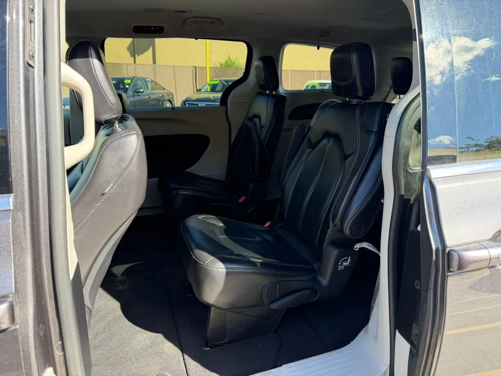 Chrysler Pacifica photo 11