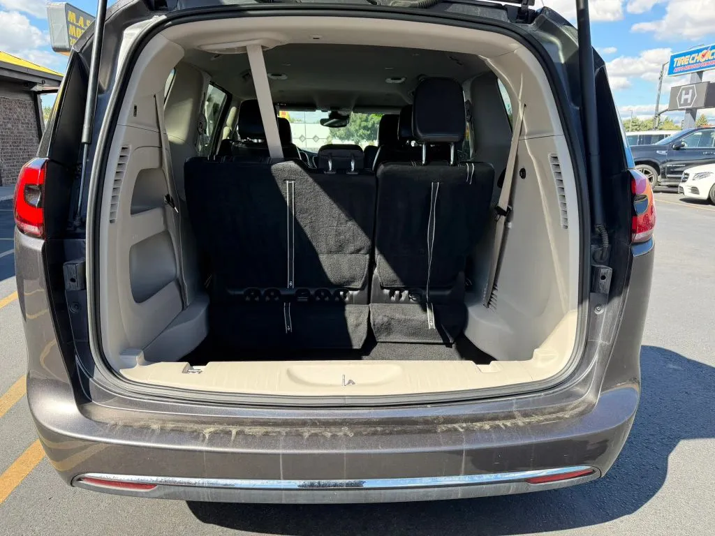 Chrysler Pacifica photo 9