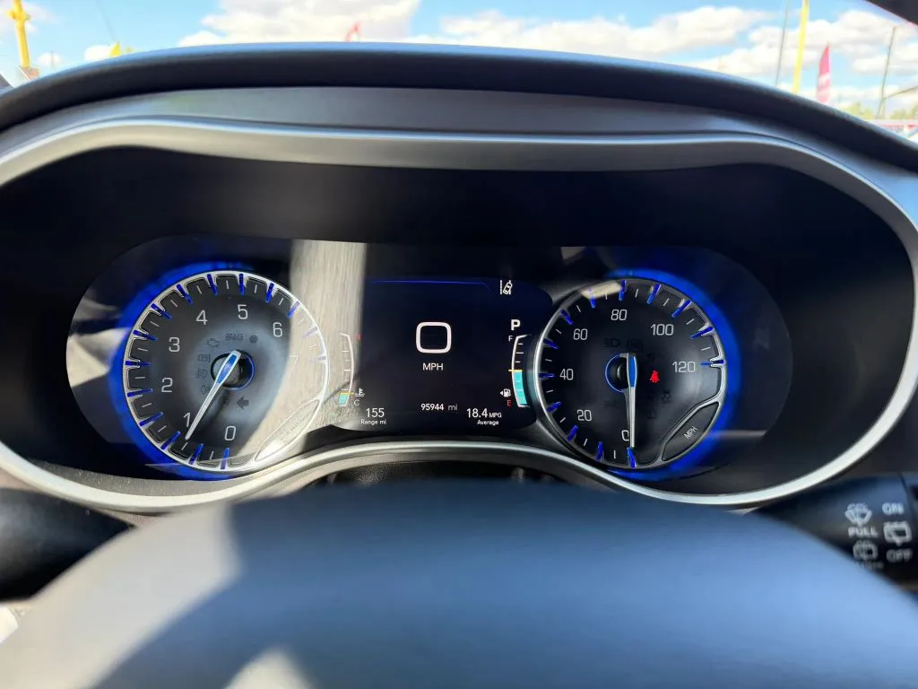 Chrysler Pacifica photo 16