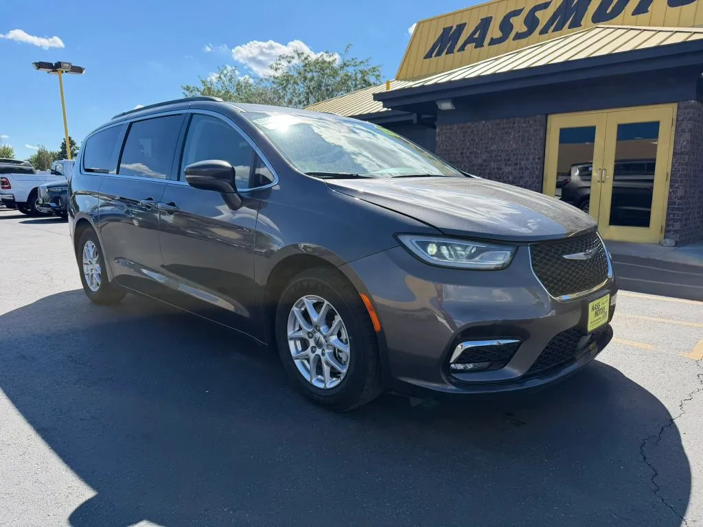 Chrysler Pacifica photo 2