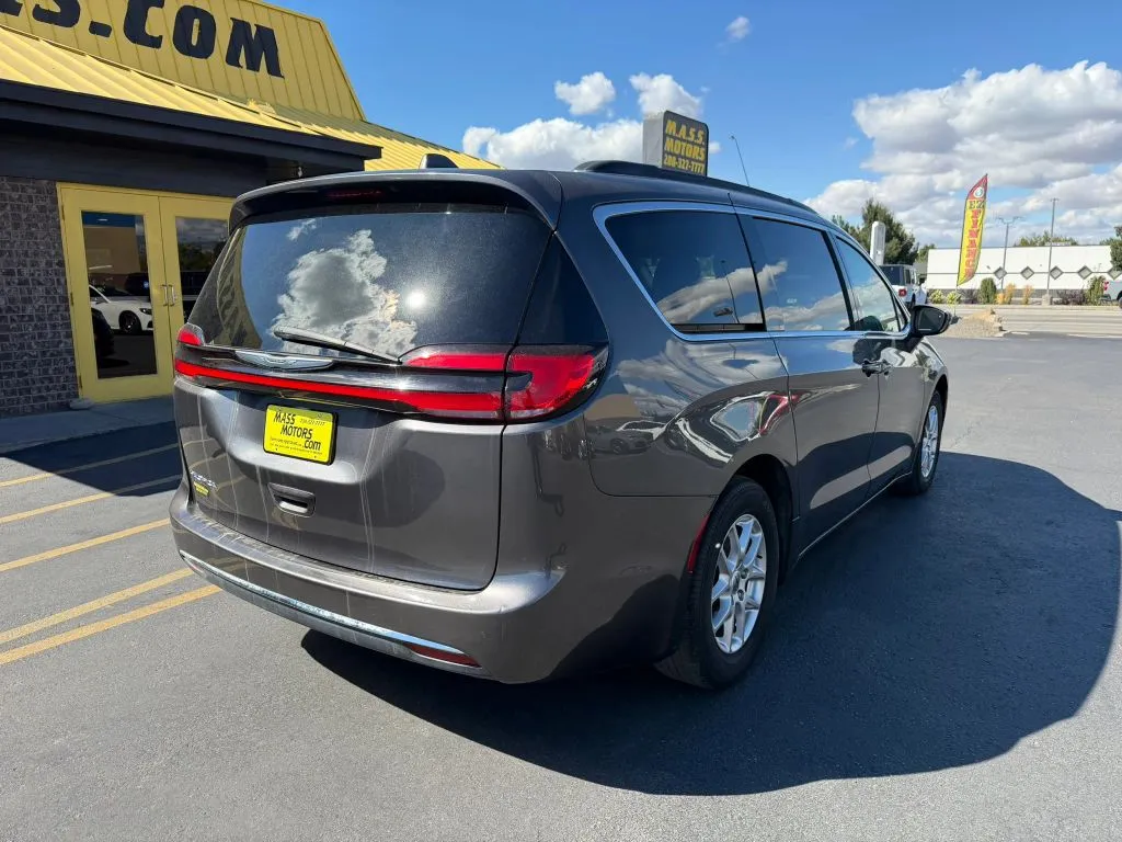 Chrysler Pacifica photo 8
