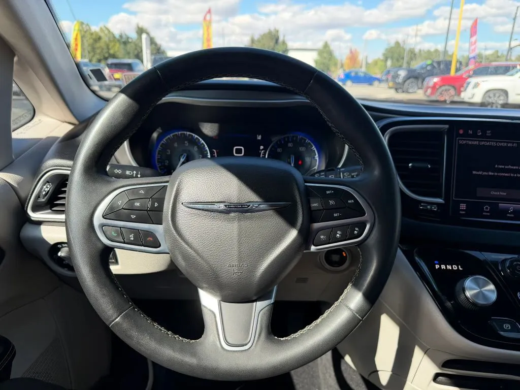 Chrysler Pacifica photo 15