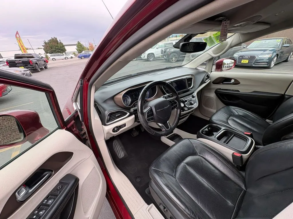 Chrysler Pacifica photo 9