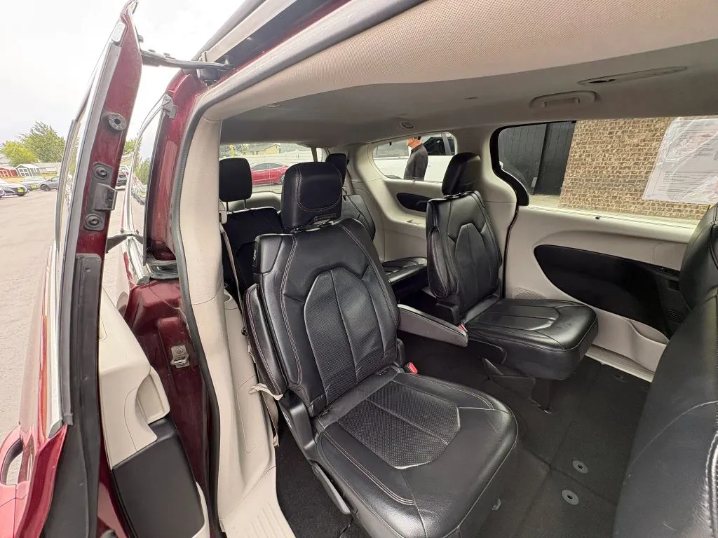 Chrysler Pacifica photo 12