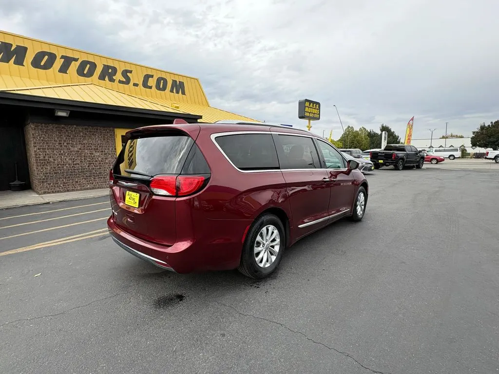 Chrysler Pacifica photo 7