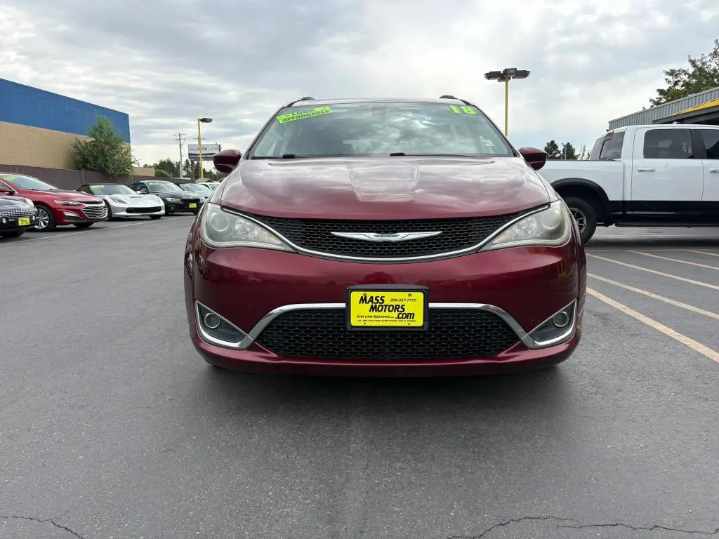 Chrysler Pacifica photo 2